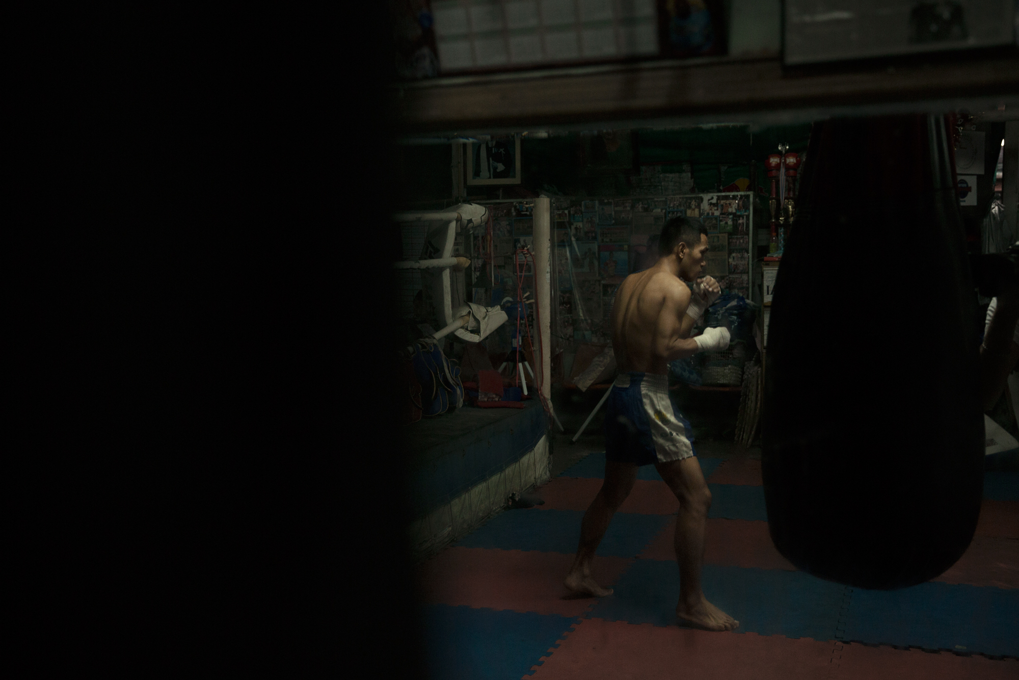 A young thai fighter photographed in Bangkok, Thailand by Maximilian Baier.